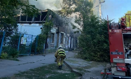 В Херсоні горіла покинута будівля. А скільки ще таких будівель в центрі міста? Ми зібрали фото