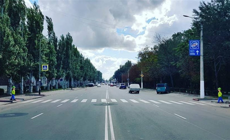 Водитель, будь осторожен: у перехода стоят мальчики-«светоотражайчики»
