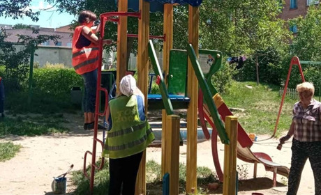 Барські комунальники облагороджують місто: ремонтують вуличні меблі та косять газони