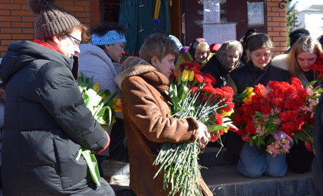 Переяславці стоячи на колінах провели в останню путь захисника України лікаря Остапа Левчука