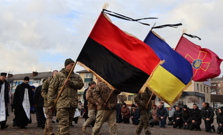 У Сарнах попрощалися з воїном Олегом Поповичем