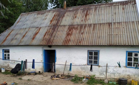 Сокирою по голові: в Северинівці вітчим побив свого пасинка