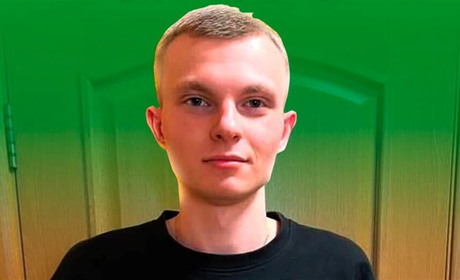 Аукціон задля відновлення стадіону: м'яч з підписами Шевченка, Бєланова і Блохіна виграв військовий