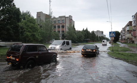 В Червонограді лило як з відра. Місто накрила сильна гроза, чимало вулиць позатоплювало