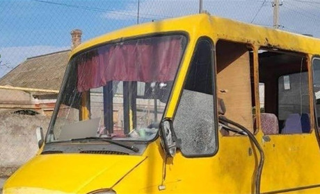 На Херсонщині російські терористи атакували житлові будинки, маршрутку, автівки та швидку