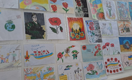 «Щасливе майбутнє – мирне небо України»: у Синельниківській РВА відкрили виставку дитячих малюнків