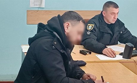 Все відразу: на Первомайщині затримали чоловіка за зберігання зброї та наркотиків