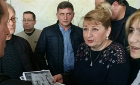 Херсонську ексчиновницю Алісу Вербицьку викликають на допит, але вона у Скадовську