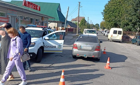 У Звягелі автівка збила велосипедистку, яка перетинала перехрестя — жінку госпіталізували
