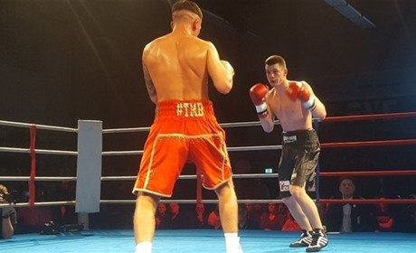  Боксер з Добропілля Василій Курасов поступився за очками Оліверу Менгу