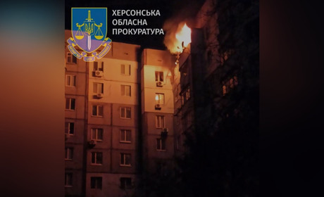 Вночі російські окупанти атакували Херсон: загинула жінка, є поранені