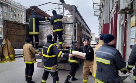 Переселенцям з Луганщини пакують гуманітарні набори. До хабу надійшло 22 тонни макаронів