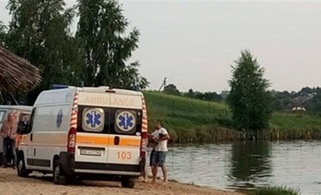 На Петропавлівському пляжі помер чоловік: одна з версій – смерть від укусу оси