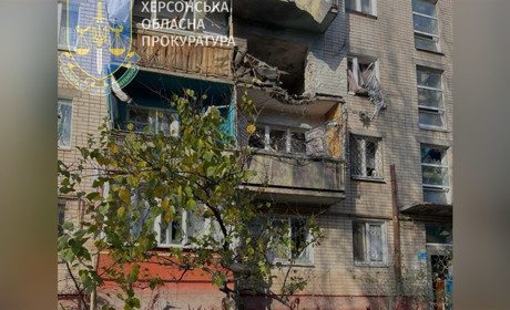 Внаслідок ворожого обстрілу Херсона загинув чоловік, ще дві людини — поранені
