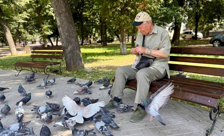 «Вони нагадують мені про дитинство»: щодня пенсіонер із Глухова годує птахів у центральному сквері