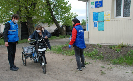 Жителям Попаснянского района передали электромобили 