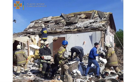 У Білопіллі рятувальники ліквідовували наслідки ворожих ударів по житловому сектору мирних громадян