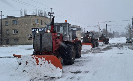 Боротьба з негодою. У Лозовій машини на узбіччі заважають комунальникам чистити дороги від снігу