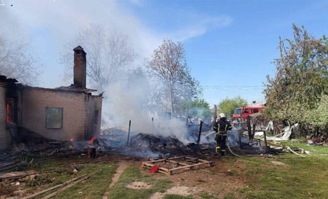Через пожежу у Звягельському районі постраждала жінка та пошкоджено три будівлі