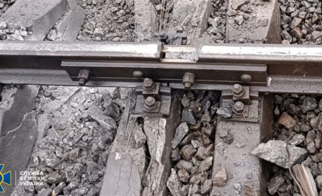 Хотіли пустити потяг під укіс: на Хмельниччині затримали диверсантів, які підірвали колію