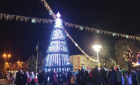 В Измаиле зажгли праздничную иллюминацию и огни на главной елке города (видео)