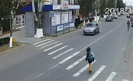 За крок від біди: в Біляївці водій не пропустив дитину на пішохідному переході (відео)