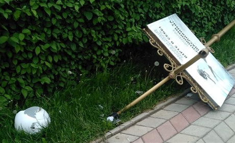 В Барі двоє молодиків поламали дорожні знаки, вказівники та елементи освітлення