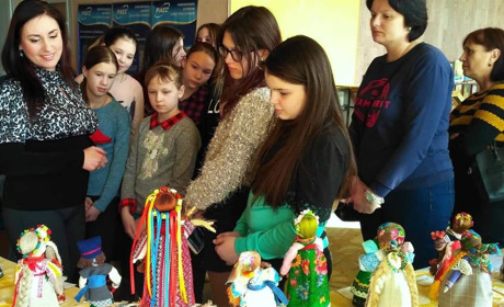 У Вараші в інформаційному центрі «Полісся» відбувся майстер-клас з виготовлення ляльок-мотанок