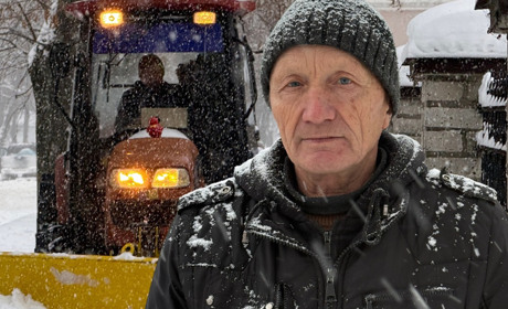 Чоловік зі знищеного села: 63-річний тракторист Іван Кривцов розчищає засніжений Глухів