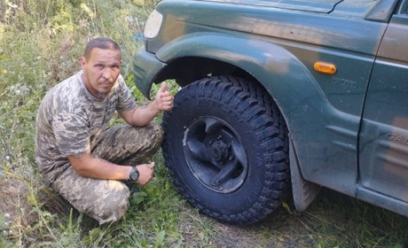 Зі Сміли на Донеччину передали нову резину для позашляховика