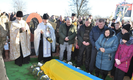 У Джуринській Слобідці в останню дорогу, встелену гіллям ялини і трояндами, провели загиблого Героя