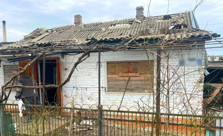 Ворожі обстрілі на Херсонщині: російські окупанти поцілили по житловим кварталам та гаражам (ФОТО)