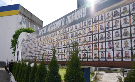 У Барі після оновлення стенду пам’яті родини військових кажуть про брак комунікації з міськрадою