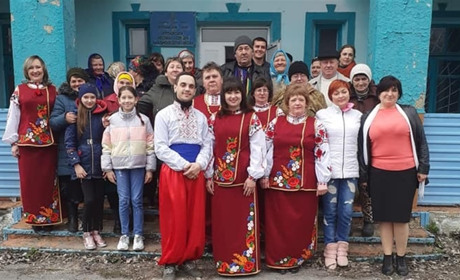 Як самодіяльні артисти привітали зі святом жителів віддалених сіл