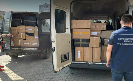 Бюро економічної безпеки України передало ЗСУ 800 ящиків сигарет: їх незаконно продавали у Дрогобичі
