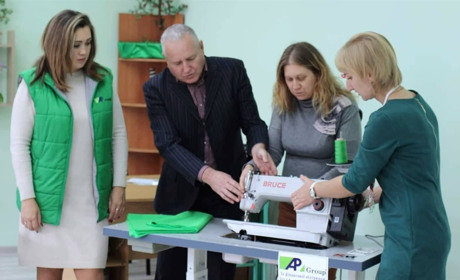 Юні дизайнери Старокостянтинова отримали новеньку швейну машинку