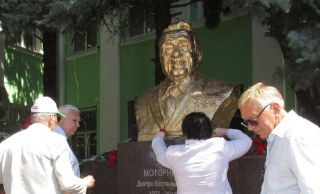 В Мелитополе у входа в ТГАТУ открыли бюст в честь знаменитого хлебороба Дмитрия Моторного