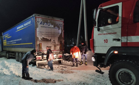 У Новограді вантажівка застрягла у снігу та перекрила рух швидкій допомозі