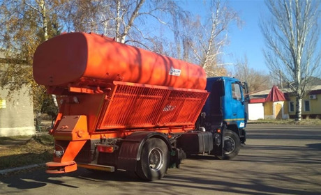 В Торецке появилась новая машина для уборки дорог