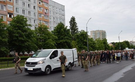 Поховав сина, а через два місяці загинув сам: Нетішин попрощався з Героєм Віталієм Савченком