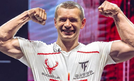 Чемпіонський пояс залишається в Олега Жоха