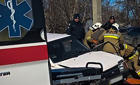 Аварія у селищі Костянтинівка Южноукраїнської громади: рятувальники деблокували водія ВАЗу
