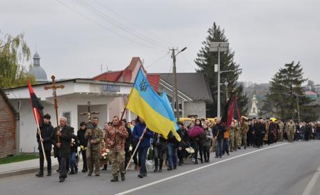 Назавжди 22: у Ягільниці провели у вічну путь молодого командира бронемашини Осадчого Дмитра