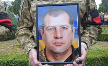 Материнський біль краяв серце: Нетішинська громада попрощалася з Героєм Олександром Хіночиком