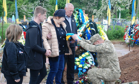 «Не кажіть мамі…»: Шостка попрощалася з полеглим на Запоріжжі оператором БПЛА