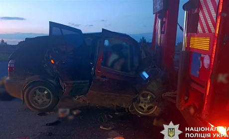 Смертельна ДТП на Звягельщині: легковик в’їхав у вантажівку, яка стояла на узбіччі дороги