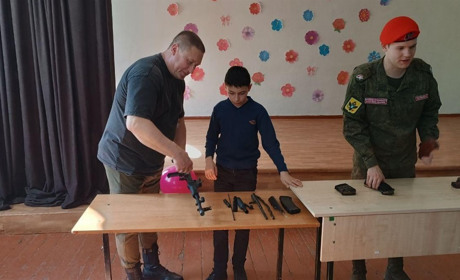 Автомати на партах: на ТОТ Херсонщини окупанти вчать дітей збирати зброю на швидкість