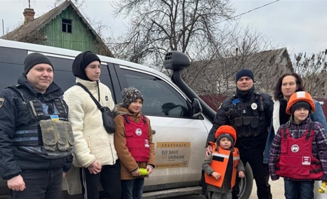 Поліцейські врятували дві родини з шістьма дітьми з небезпечних прифронтових районів Херсонщини
