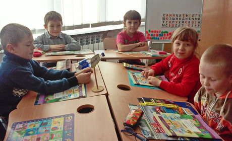 Першокласники двох сватівських шкіл вже отримали сучасні парти в рамках «Нової української школи»