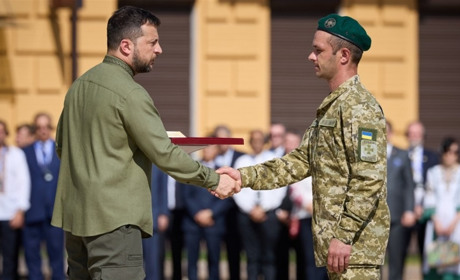 Врятував побратимів: Володимир Зеленський нагородив кулеметника із Сарненської громади